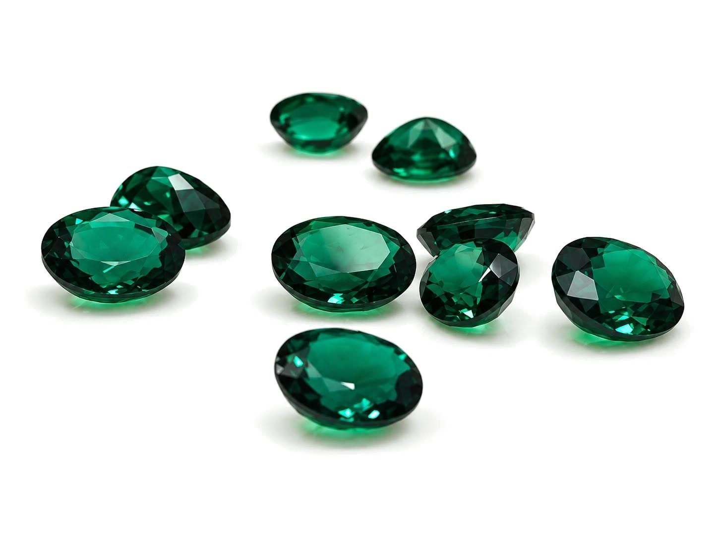 Szmaragd – kamienie fasetowane, 8 × 6 mm